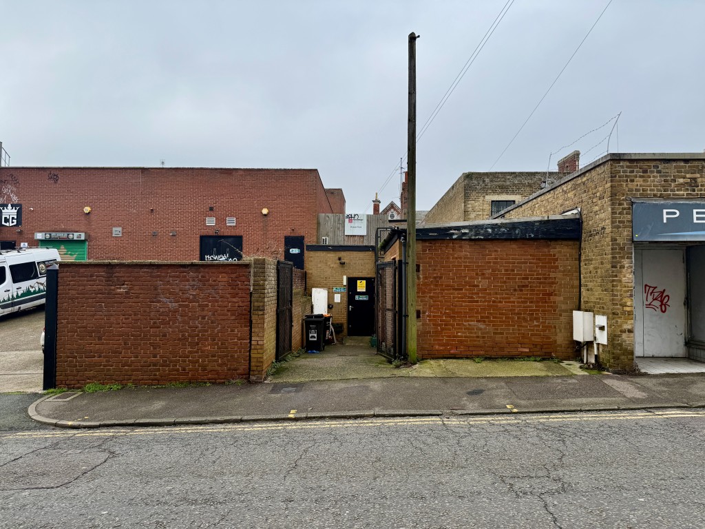 Lot: 143 - FOUR-BEDROOM MAISONETTE IN TOWN CENTRE - Access to property via rear